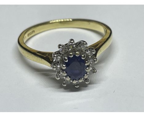 AN 18 CARAT GOLD RING WITH A CENTRE SAPPHIRE SURROUNDED BY DIAMONDS SIZE L IN A PRESENTATION BOX 