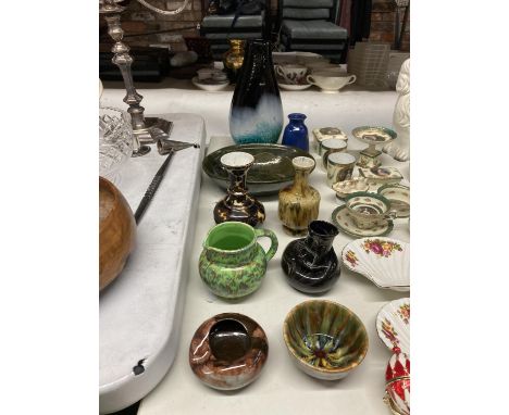 A LARGE GLASS VASE AND A QUANTITY OF VINTAGE SMALL VASES PLUS AN OVAL SERVING DISH 