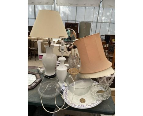 AN ASSORTMENT OF ITEMS TO INCLUDE LAMPS AND CERAMIC PLATES ETC 