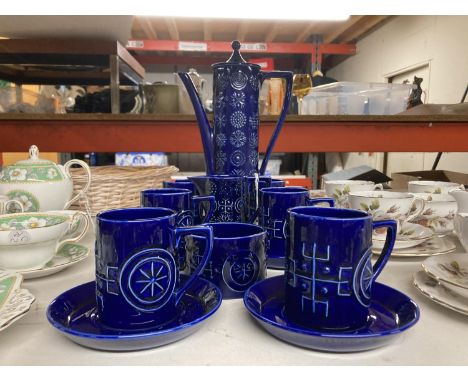 A PRTMEIRION NAVY BLUE 'TOTEM' COFFEE SET TO INCLUDE A COFFEE POT, SUGAR BOWL, CREAM JUG, CUPS AND SAUCERS - ONE CUP A/F 