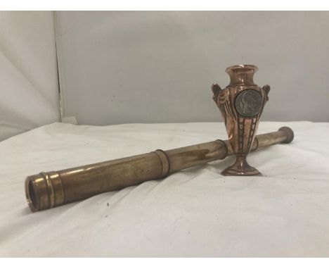 A THREE DRAWER VINTAGE BRASS TELECOPE AND A SMALL COPPER URN STYLE VASE WITH INLAID SILVER COIN 