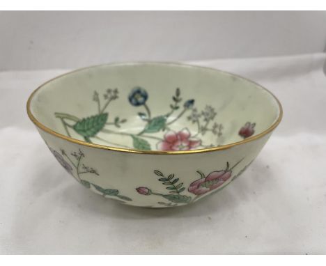 A VINTAGE CHINOISERIE HANDPAINTED BOWL 
