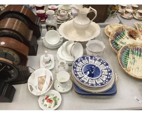 A QUANTITY OF CHINA AND CERAMIC ITEMS TO INCLUDE WEDGWOOD CUPS AND PLATES, A WASH BOWL AND JUG, BLUE AND WHITE PLATES, ETC 
