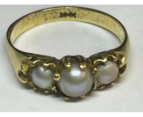 AN 18 CARAT GOLD RING WITH THREE IN LINE PEARLS SIZE M IN A PRESENTATION BOX 