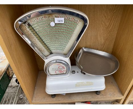 A SET OF VINTAGE AVERY SWEET SHOP SCALES 
