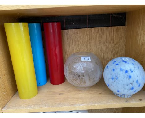 AN ASSORTMENT OF RETRO GLASS LIGHT SHADES 