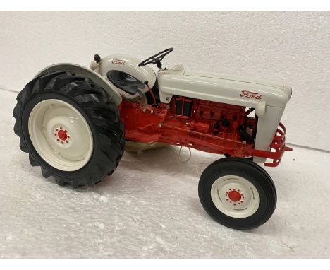 A FRANKLIN MINT 1:12 SCALE DIECAST MODEL OF A 1953 FORD TRACTOR 