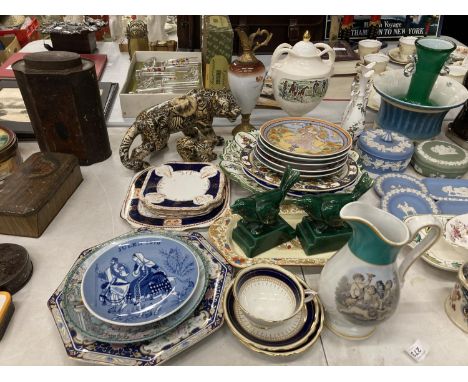 A LARGE QUANTITY OF CERAMIC ITEMS TO INCLUDE CABINET PLATES, A EWER, A PAIR OF BIRDS, JUGS, ANIMALS, ETC 