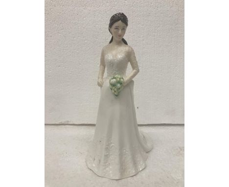 A ROYAL WORCESTER FIGURINE "CATHERINE DUCHESS OF CAMBRIDGE" LIMITED EDITION OF 2995 A12 - 23.5 CM 