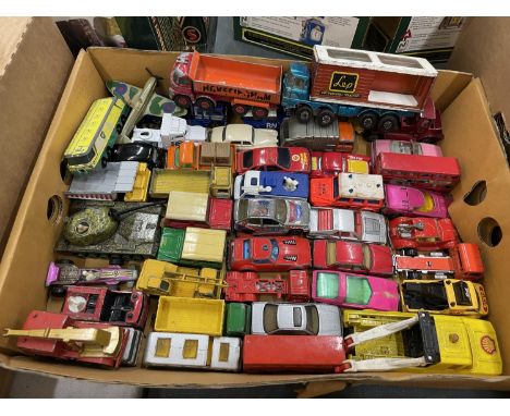 A LARGE QUANTITY OF VINTAGE DIE CAST VEHICLES TO INCLUDE CARS, TANK, WAGONS, PLANE ETC 