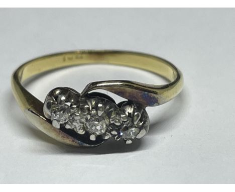 AN 18 CARAT GOLD RING WITH THREE IN LINE DIAMONDS ON A TWIST SIZE J/K IN A PRESENTATION BOX 