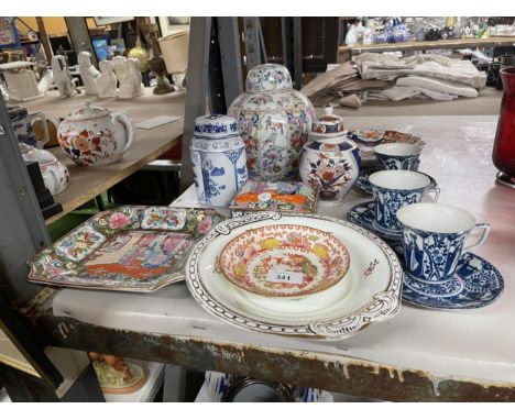 A COLLECTION OF ORIENTAL STYLE ITEMS TO INCLUDE GINGER JARS, TRINKET BOX, CUPS AND SAUCERS, PLATES, ETC 