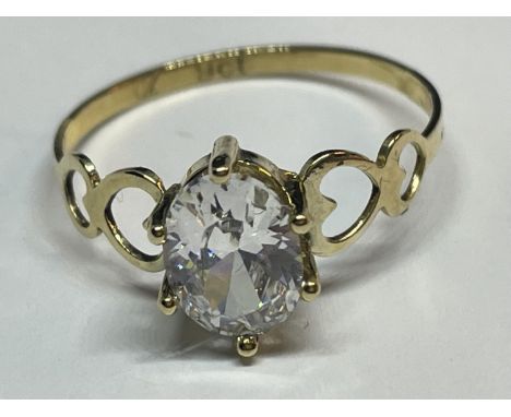 A HALLMARKED 9CT GOLD RING WITH A CUBIC ZIRCONIA STONE SIZE O IN A PRESENTATION BOX 