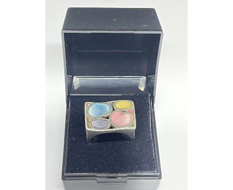 A SILVER RING WITH AN ABSRACT STONE DESIGN IN A PRESENTATION BOX 