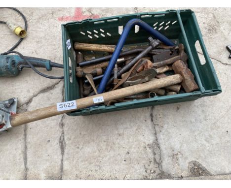 AN ASSORTMENT OF TOOLS TO INCLUDE A WOOD PLANE, A SLEDGE HAMMER AND SHEARS ETC 