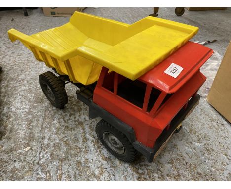 A VERY LARGE 1070'S VINTAGE DUMP TRUCK 