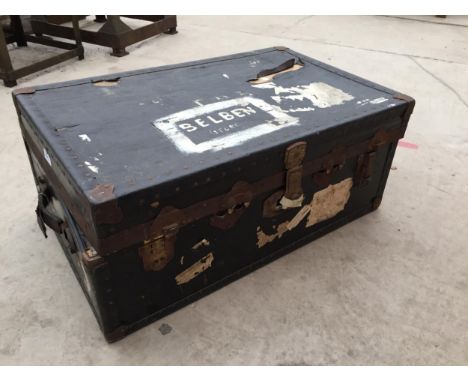 A VINTAGE TRAVEL TRUNK 
