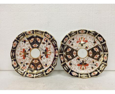 A PAIR OF ROYAL CROWN DERBY IMARI (2451) SCALLOPED/WAVY EDGED CABINET PLATES - 21.5 CM 