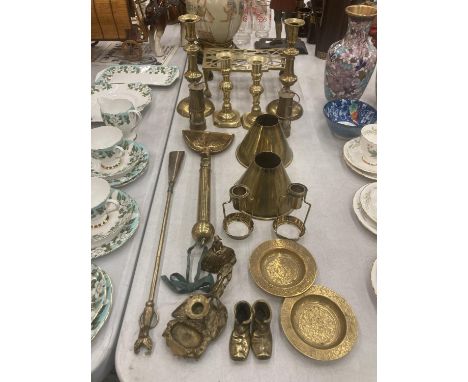 A QUANTITY OF BRASSWARE TO INCLOUDE CANDLESTICKS, TRIVET, MINIATURE MINERS LAMPS, PLATES, ETC 