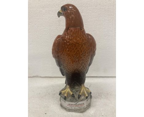 A VINTAGE BESWICK BENEAGLES SCOTCH WHISKY GOLDEN EAGLE DECANTER (1969) - 27 CM IN HEIGHT 