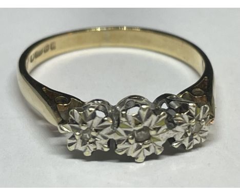 A 9 CARAT GOLD RING WITH THREE IN LINE DIAMONDS SIZE P 