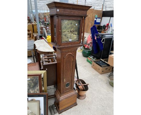 AN EARLY 19TH CENTURY OAK 8 DAY LONGCASE CLOCK WITH BRASS SQUARE DIAL, BULLSEYE DOOR (A/F), INSCRIBED MONIO DUM MOUTO, JAMES 