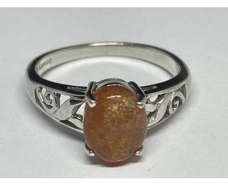 A 9 CARAT WHITE GOLD RING WITH AN ORANGE CABOCHON STONE SIZE N/O 