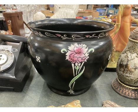 A LARGE SHELLEY BLACK AND FLORAL 'MACKINTOSH STYLE' PLANTER HEIGHT 22CM, DIAMETER 25CM 