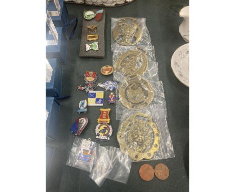 A QUANTITY OF SPEEDWAY BADGES TO INCLUDE COVENTRY, READING, LEICESTER, SCUNTHORPE, ETC PLUS FOUR VINTAGE HORSE BRASSES 