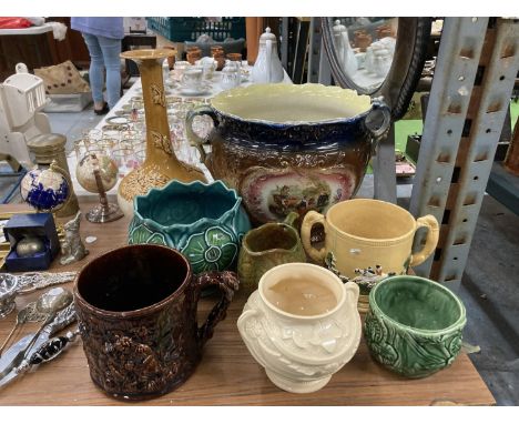 A QUANTITY OF VINTAGE CERAMICS TO INCLUDE A LARGE VICTORIAN PLANTER, HUNTING THEMED LOVING CUP, TREACLE GLAZED TANKARD WITH F