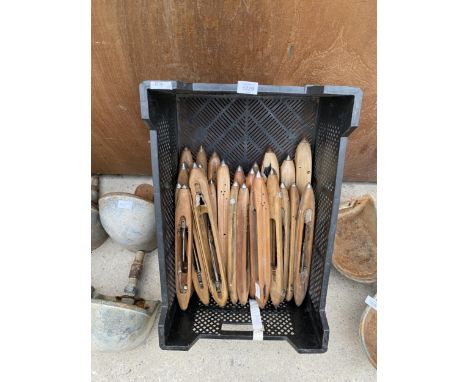 A LARGE COLLECTION OF VINTAGE LOOM SHUTTLES 