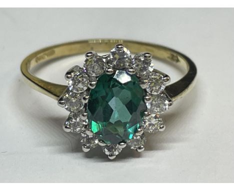 A HALLMARKED 9CT GOLD CUBIC ZIRCONIA AND EMERALD RING IN PRESENTATION BOX SIZE R 