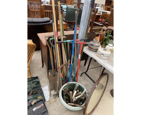 AN ASSORTMENT OF GARDEN TOOLS TO INCLUDE SPADES, SHEARS AND RAKES ETC 