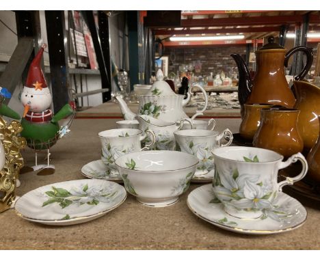 A PARAGON 'TRILLIUM' TEASET TO INCLUDE A TEAPOT, CREAM JUG, SUGAR BOWL, CUPS AND SAUCERS 