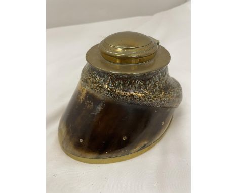 A VINTAGE HORSES HOOF INKWELL (A/F) 