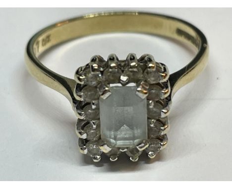 A HALLMARKED 9CT GOLD RECTANGULAR SET SMOKY STONE RING WITH CLEAR STONE SURROUND SIZE 0 WITH PRESENTATION BOX 