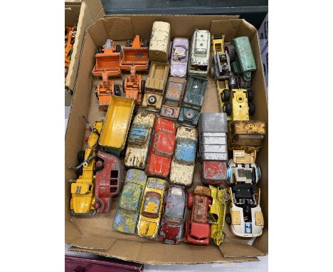 A TRAY OF VINTAGE DIECAST AND TIN PLATE VEHICLES TO INCLUDE CORGI, DINKY ETC 