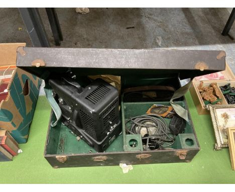 A VINTAGE DITMAR FILM PROJECTOR IN A CASE WITH INSTRUCTIONS AND ANCILLARIES 