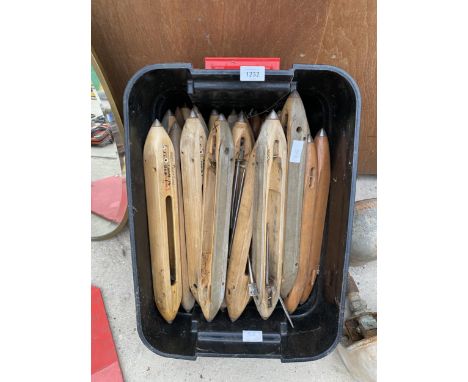 A LARGE COLLECTION OF VINTAGE LOOM SHUTTLES 