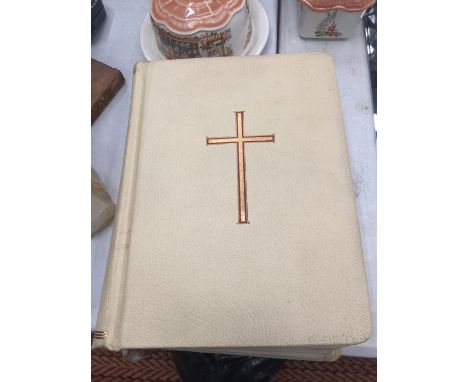 A VINTAGE FAMILY HOLY BIBLE WITH COLOURED PLATES 