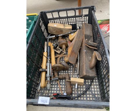 AN ASSORTMENT OF VINTAGE TOOLS TO INCLUDE WOOD PLANES AND BRACE DRILLS ETC 