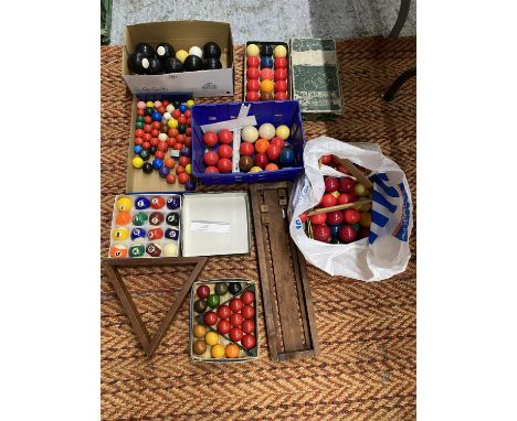 A LARGE QUANTITY OF POOL AND SNOOKER BALLS, CARPET BOWLS AND A SNOOKER SCORE BOARD ETC 