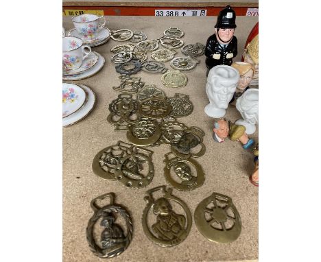 A QUANTITY OF VINTAGE HORSE BRASSES 