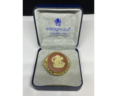 A RARE PINK COLOURED WEDGEWOOD JASPERWARE BROOCH IN A WEDGEWOOD PRESENTATION BOX 