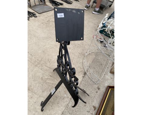 A WROUGHT IRON COURTYARD CORNER LIGHT BRACKET 