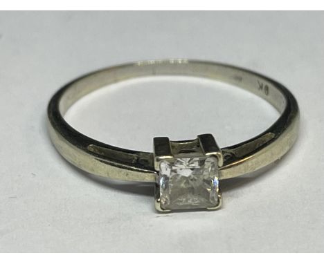 A 9 CARAT GOLD RING WITH A SQUARE SOLITAIRE STONE SIZE M/N 