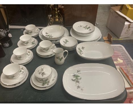 A NORITAKE 'KERRIE' DINNER SERVICE TO INCLUDE SERVING DISHES, PLATES, BOWLS, CUPS, SAUCERS, ETC 
