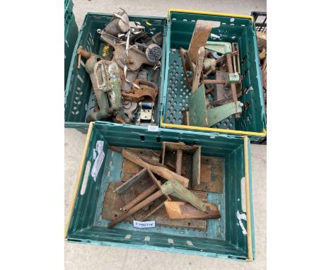 AN ASSORTMENT OF VINTAGE TOOLS TO INCLUDE BALL HITCHES, A LEG VICE AND A DRILL STAND ETC 