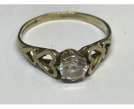 A HALLMARKED 9CT GOLD RING WITH A CUBIC ZIRCONIA STONE SIZE I IN A PRESENTATION BOX 