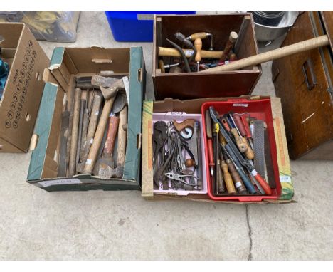 A LARGE ASSORTMENT OF VINTAGE HAND TOOLS TO INCLUDE A PLANE, RASPS, BRACE DRILLS AND PLIERS ETC 